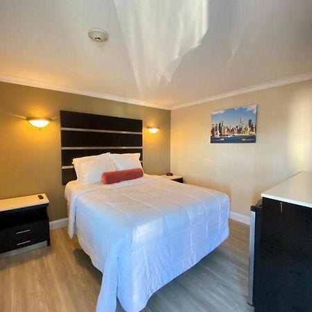 Relax Inn North Babylon Bagian luar foto