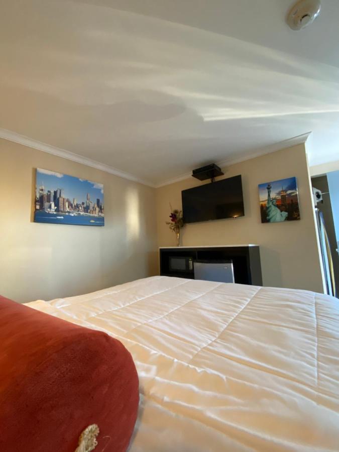 Relax Inn North Babylon Bagian luar foto