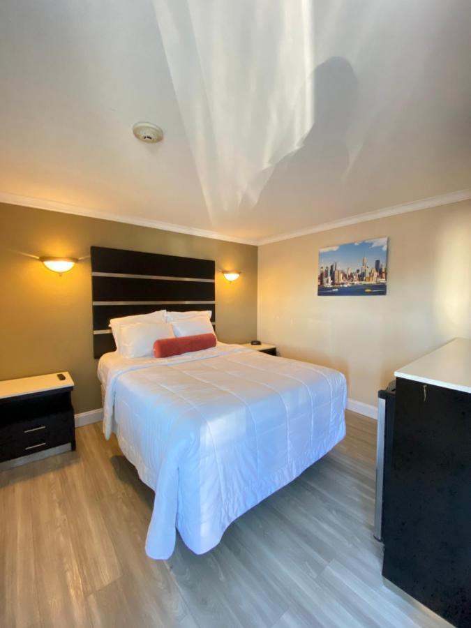Relax Inn North Babylon Bagian luar foto