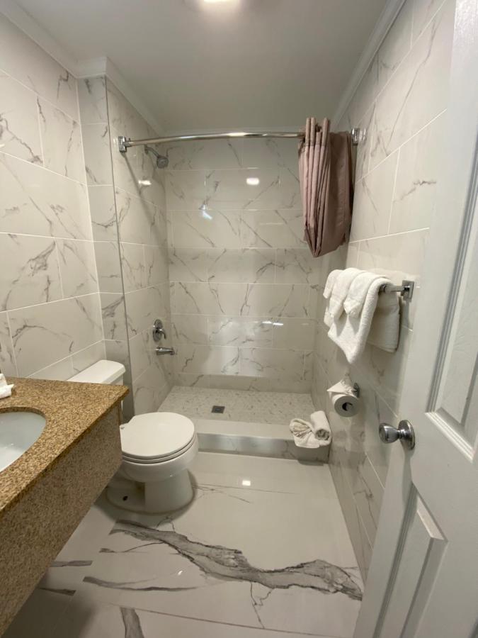 Relax Inn North Babylon Bagian luar foto