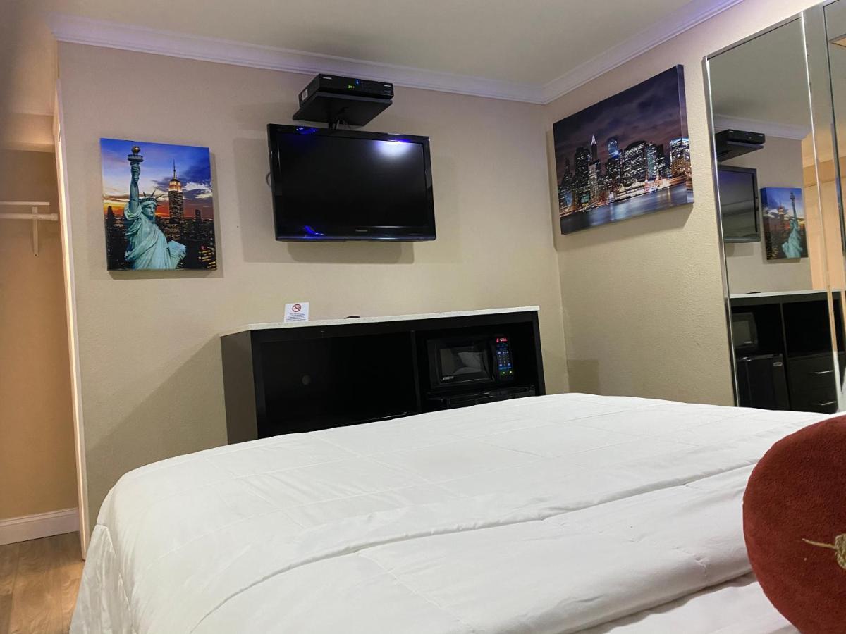 Relax Inn North Babylon Bagian luar foto